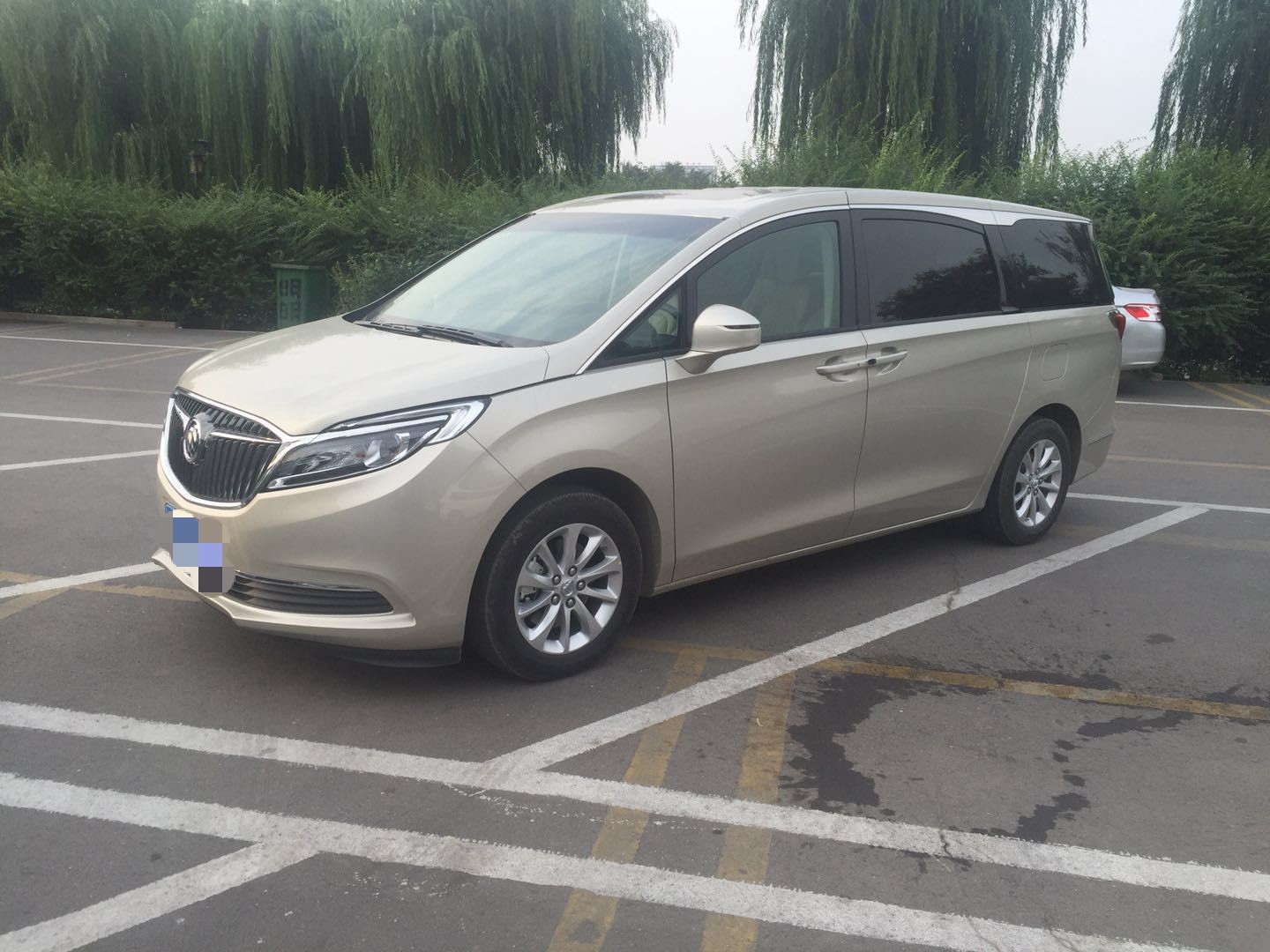 金色别克商务车
